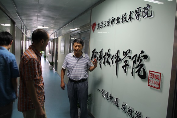 校長游敏（右一）、董事長陳相陽（右二）查看教學(xué)場所